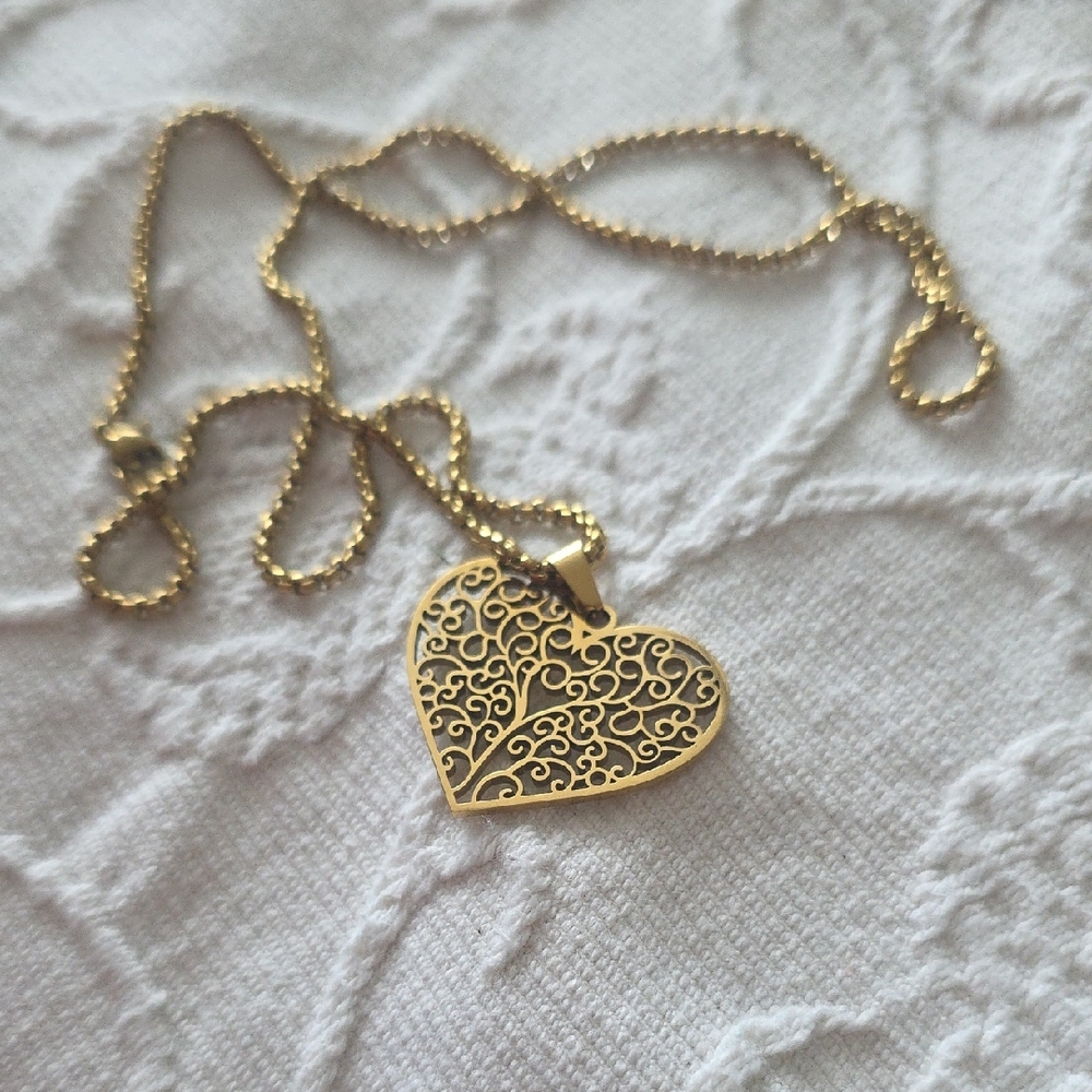 Elegant Gold Heart Pendant Necklace